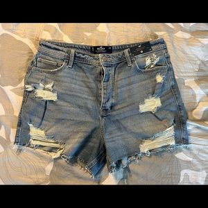 NWT Hollister Ultra High-Rise Denim Mom Shorts 3” — Dark Destroy — Size 15, w32